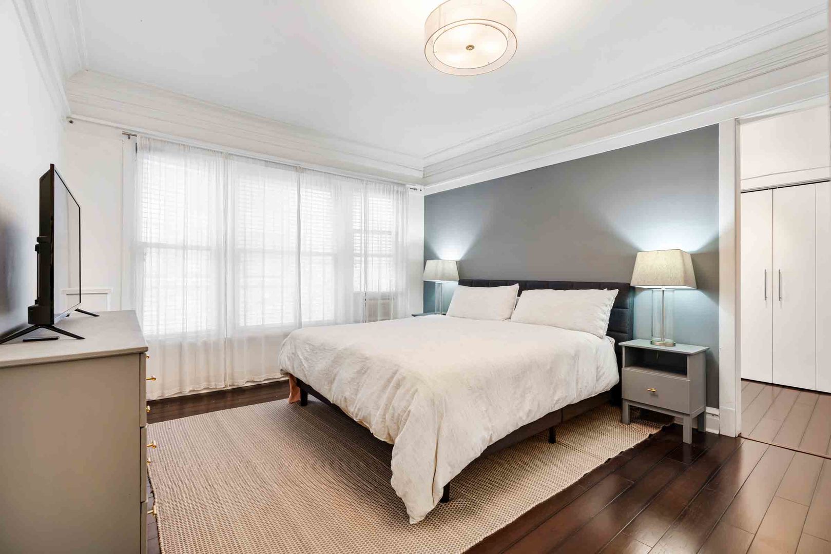 556 W Roscoe Street Unit: 3