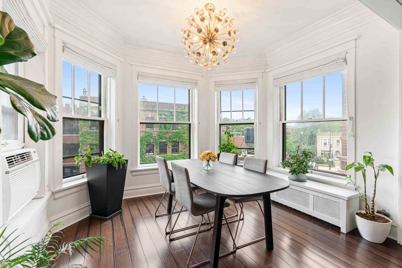 556 W Roscoe Street Unit: 3