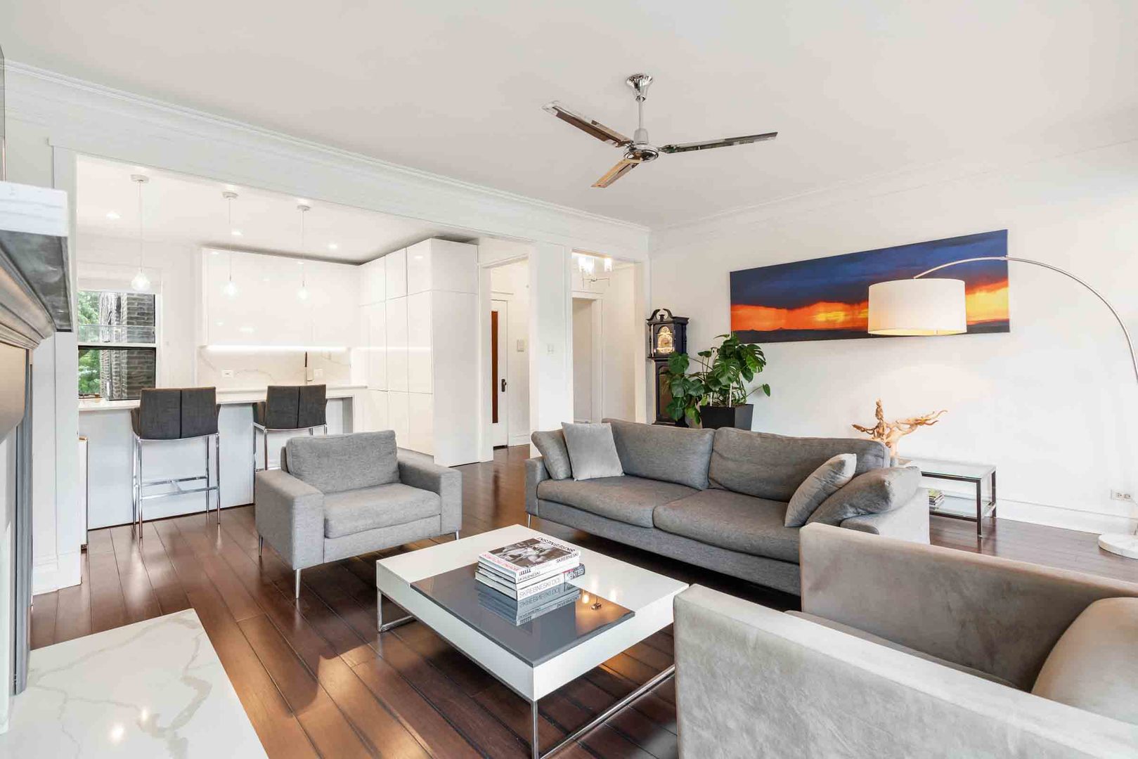 556 W Roscoe Street Unit: 3