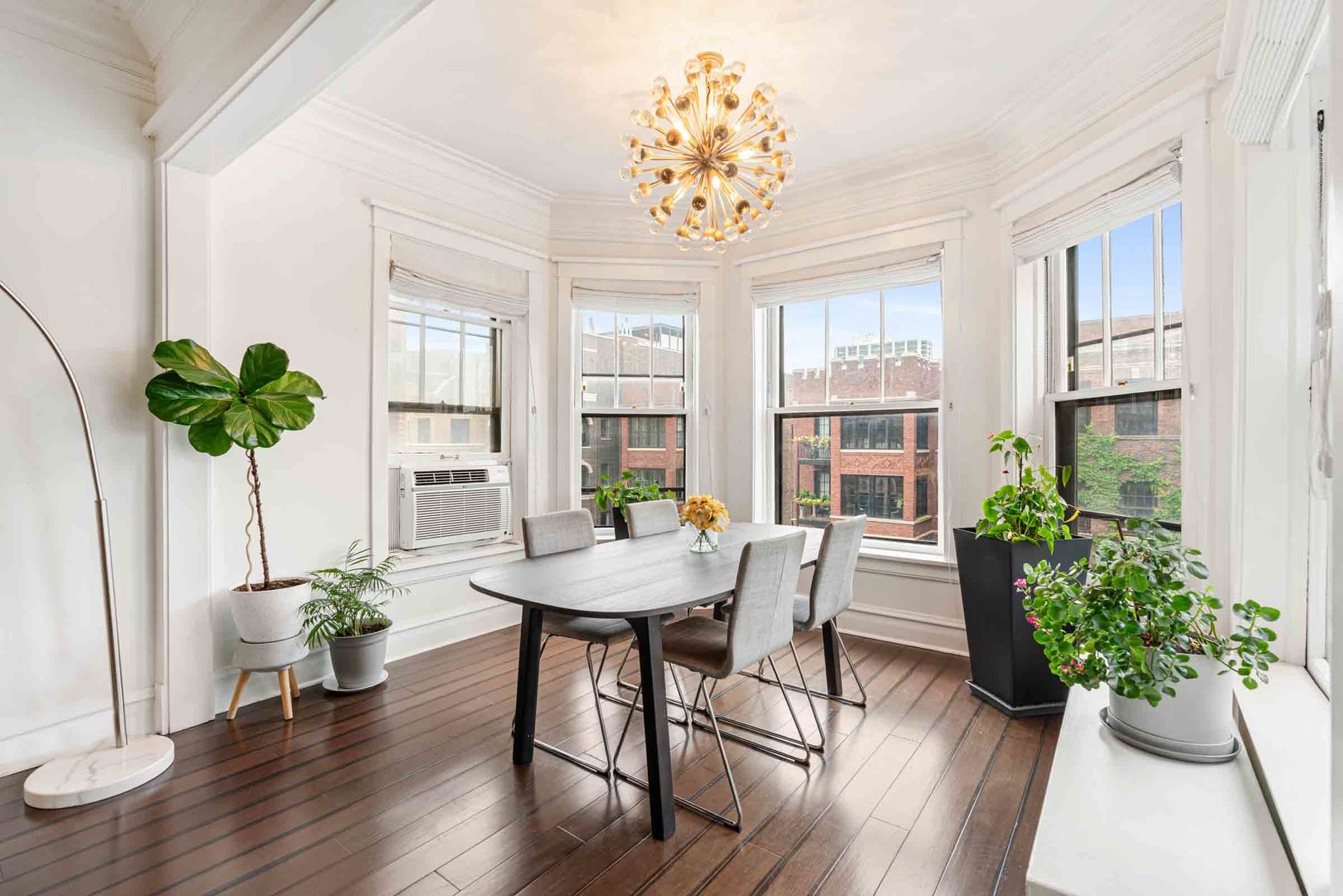 556 W Roscoe Street Unit: 3
