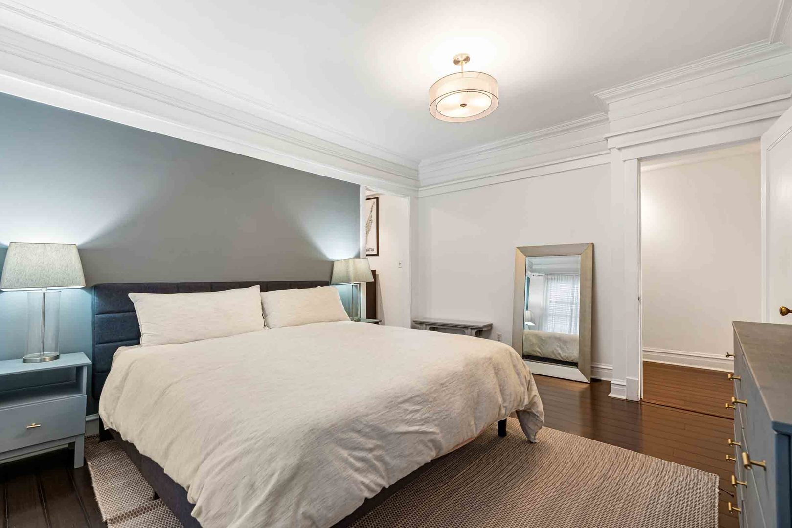 556 W Roscoe Street Unit: 3