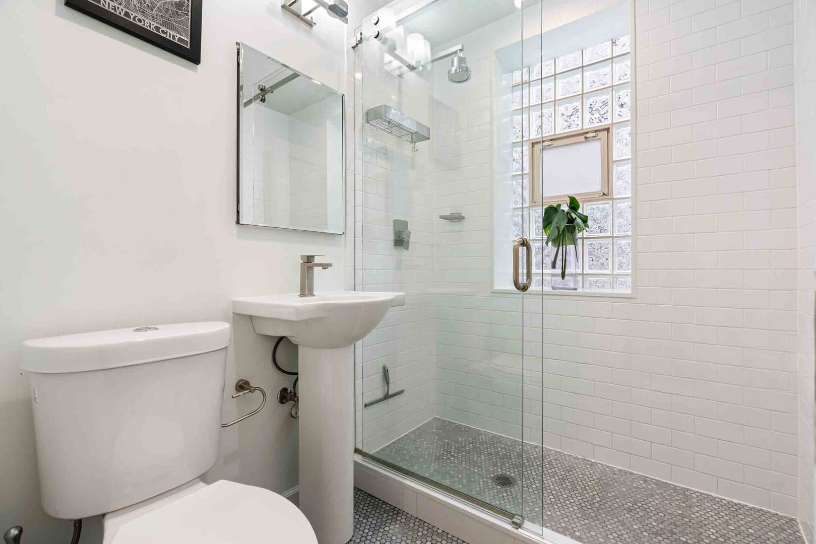 556 W Roscoe Street Unit: 3