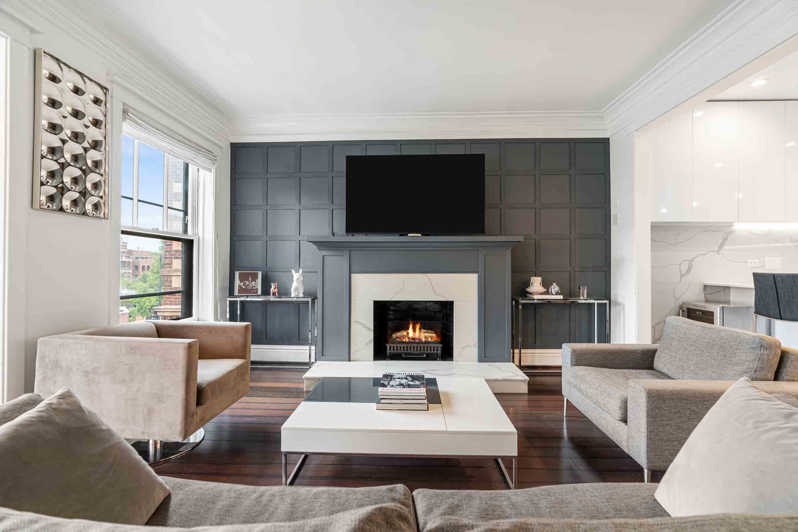 556 W Roscoe Street Unit: 3