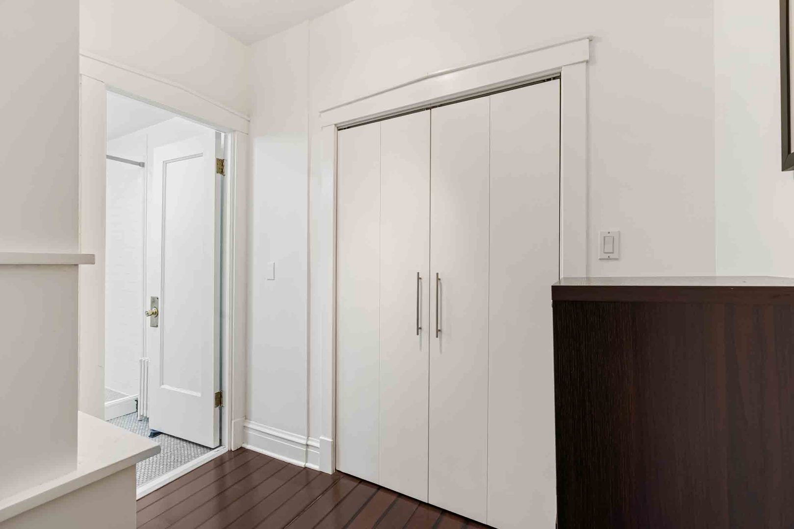 556 W Roscoe Street Unit: 3