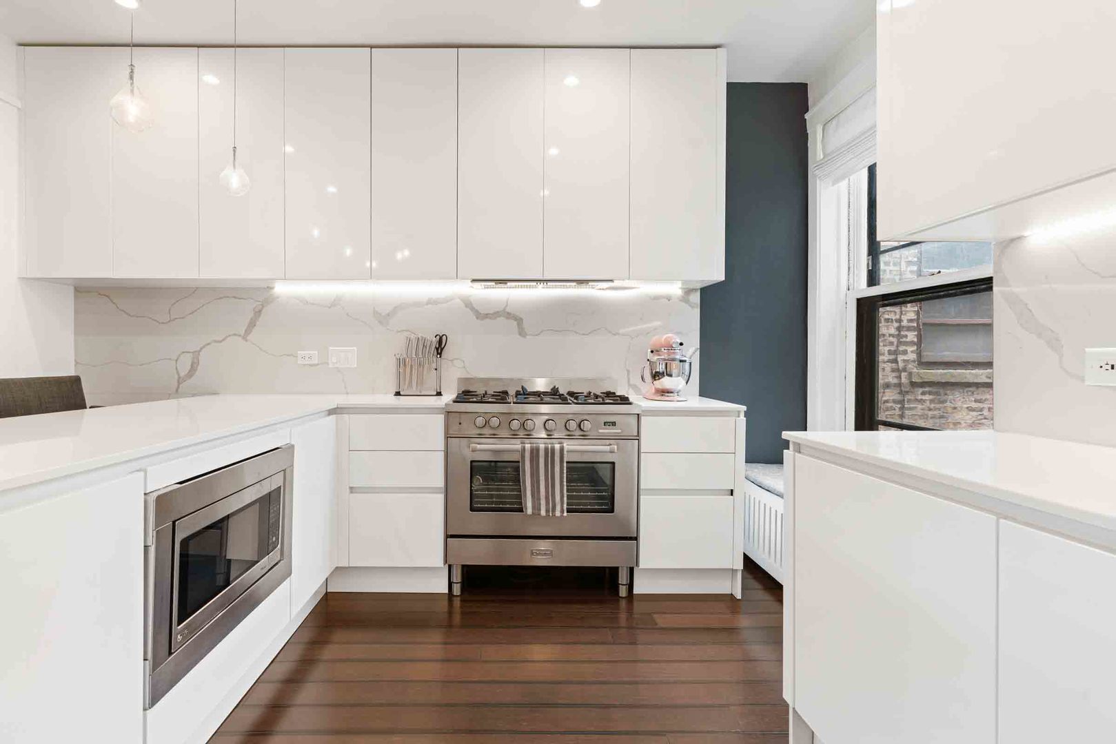 556 W Roscoe Street Unit: 3