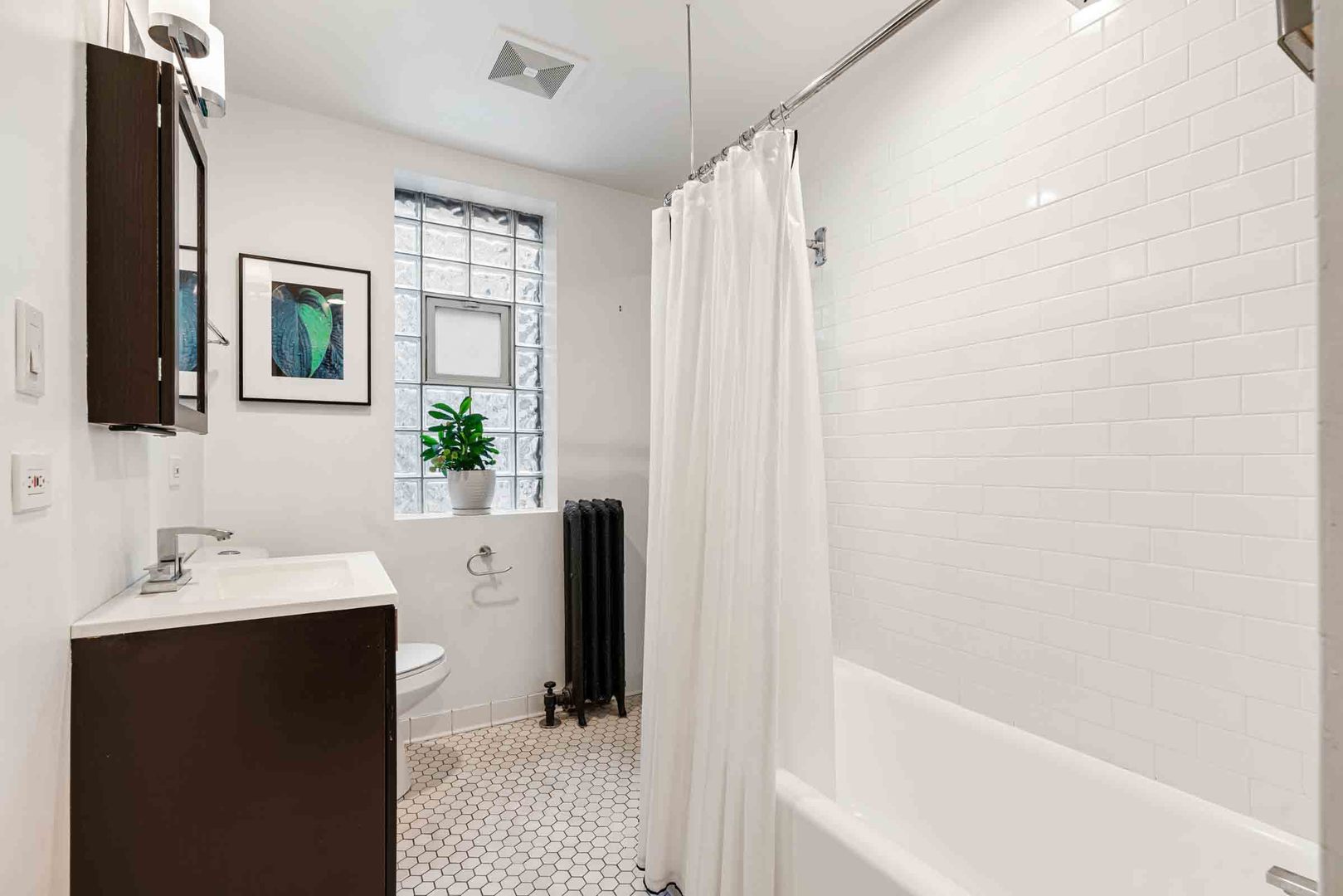 556 W Roscoe Street Unit: 3