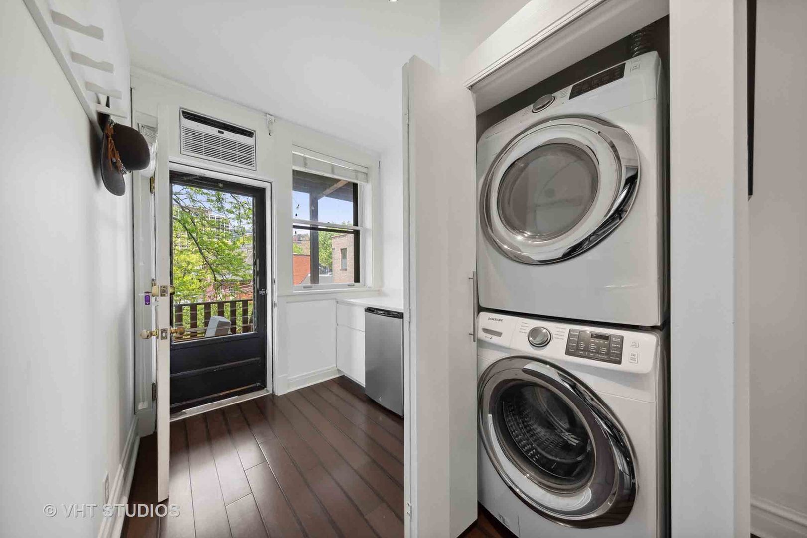 556 W Roscoe Street Unit: 3