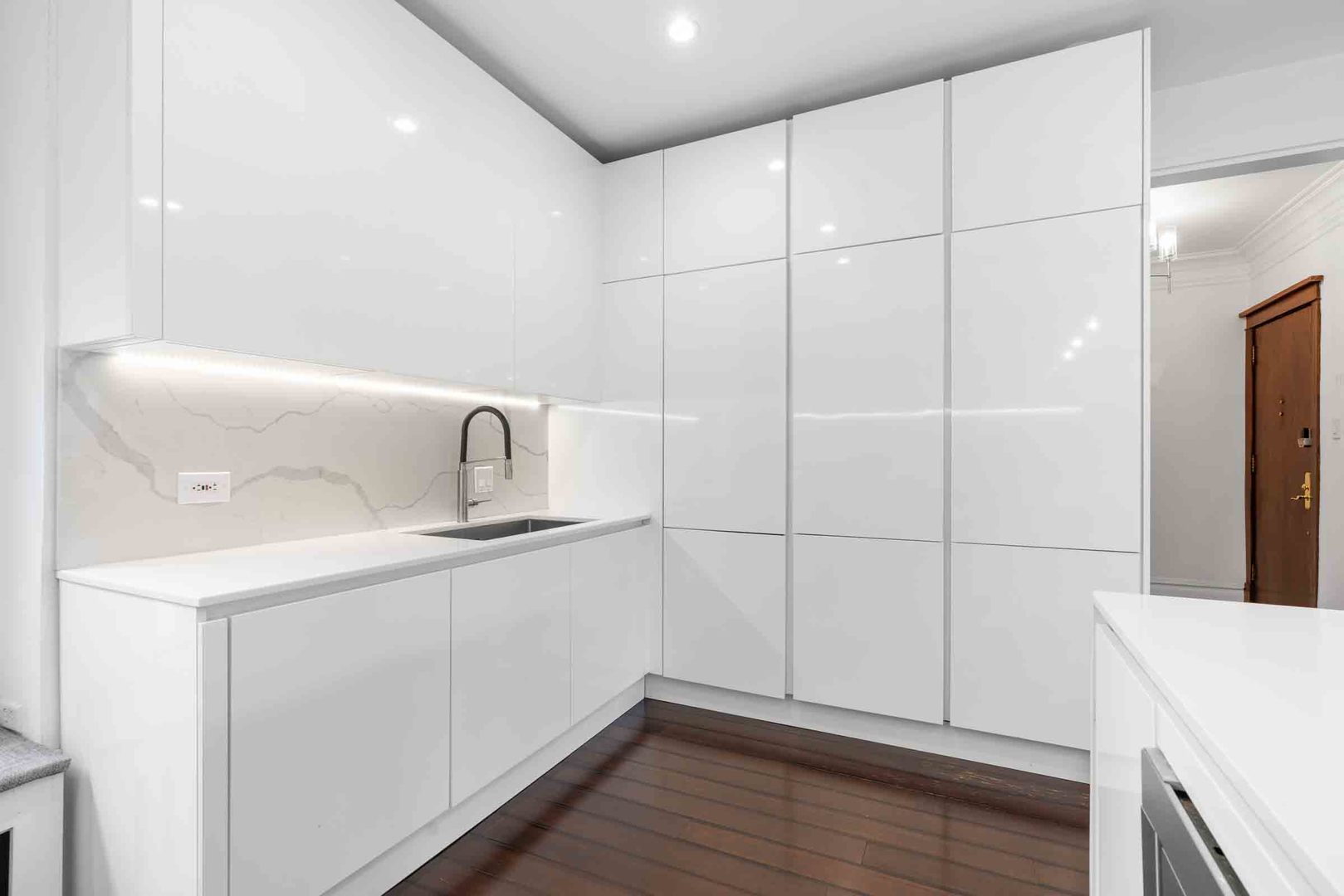 556 W Roscoe Street Unit: 3