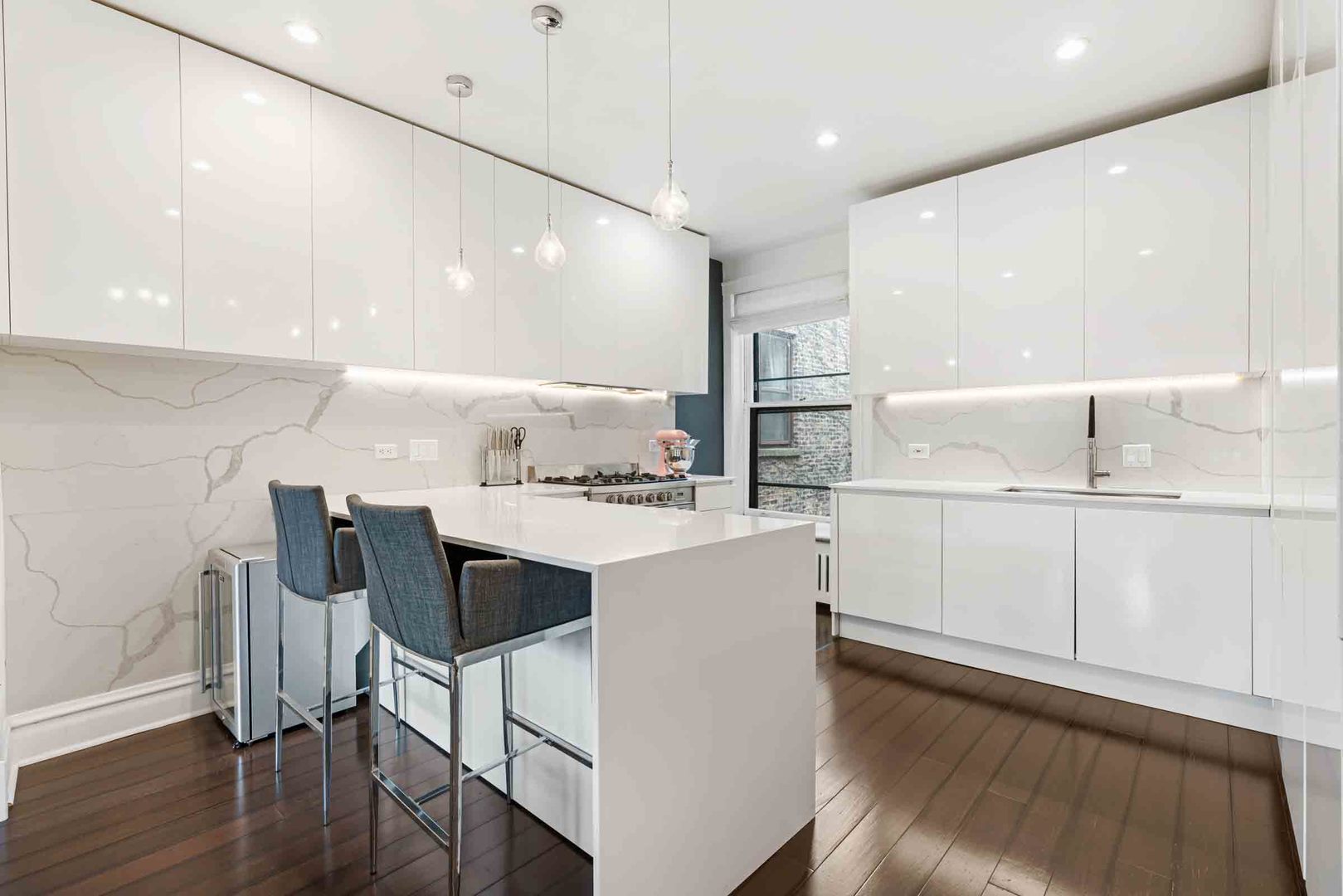 556 W Roscoe Street Unit: 3