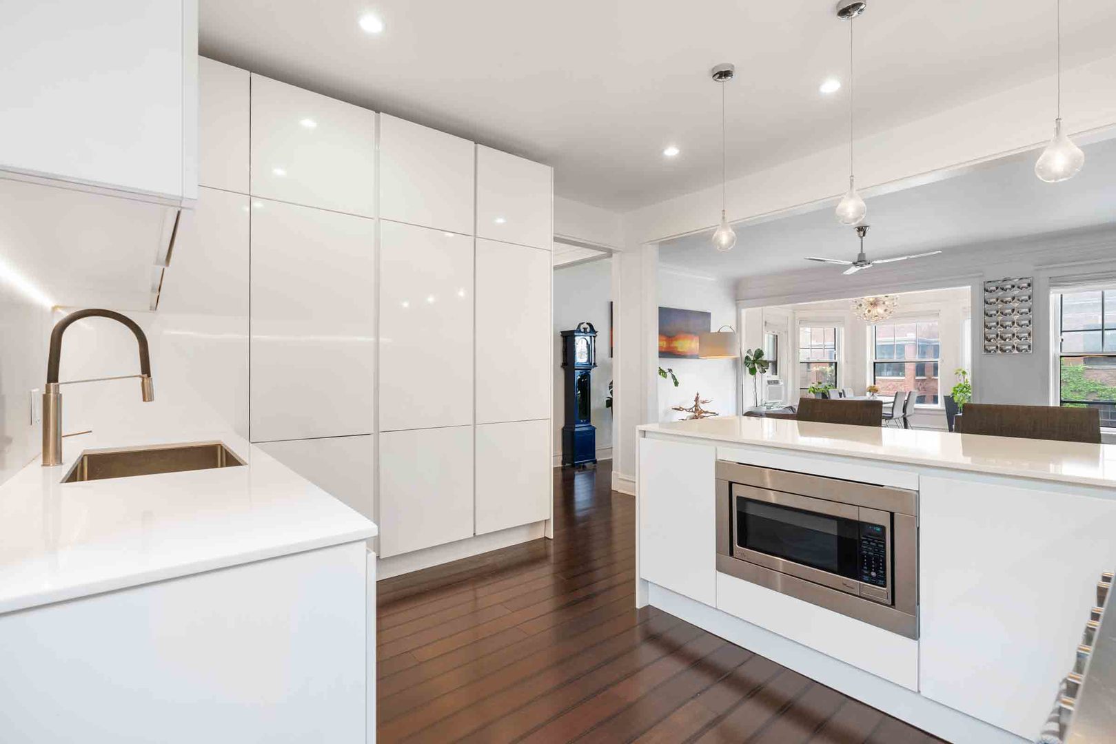 556 W Roscoe Street Unit: 3