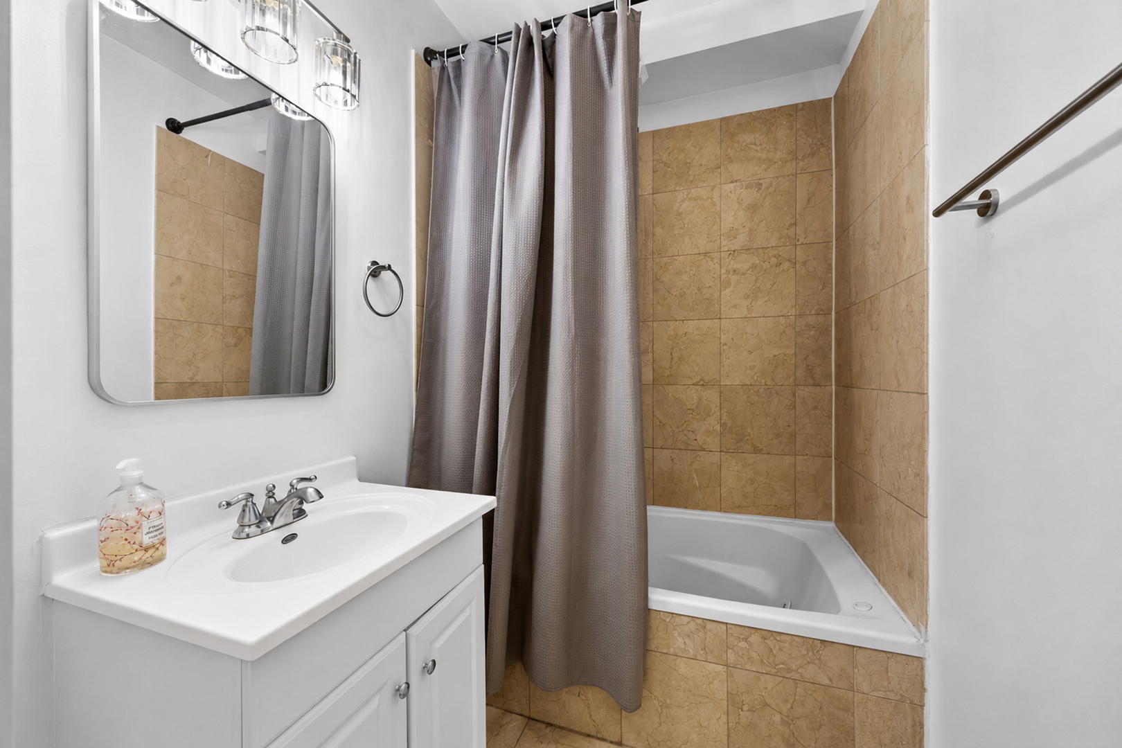 4608 N Monticello Avenue Unit: 1W