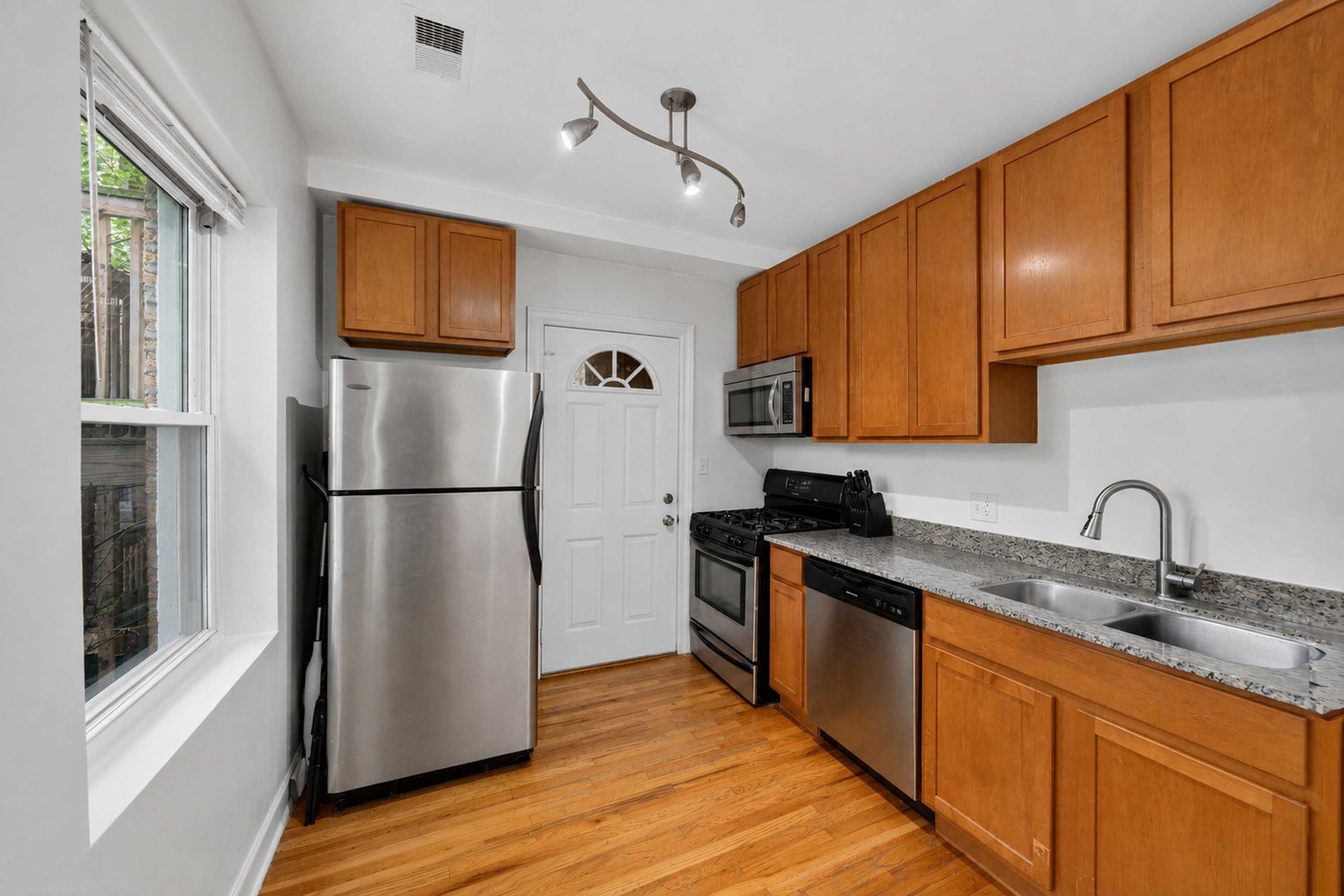 4608 N Monticello Avenue Unit: 1W