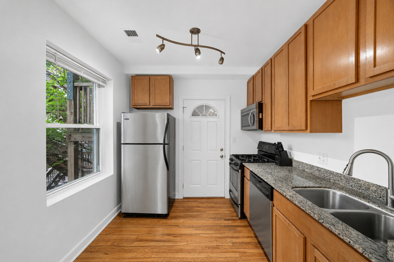 4608 N Monticello Avenue Unit: 1W