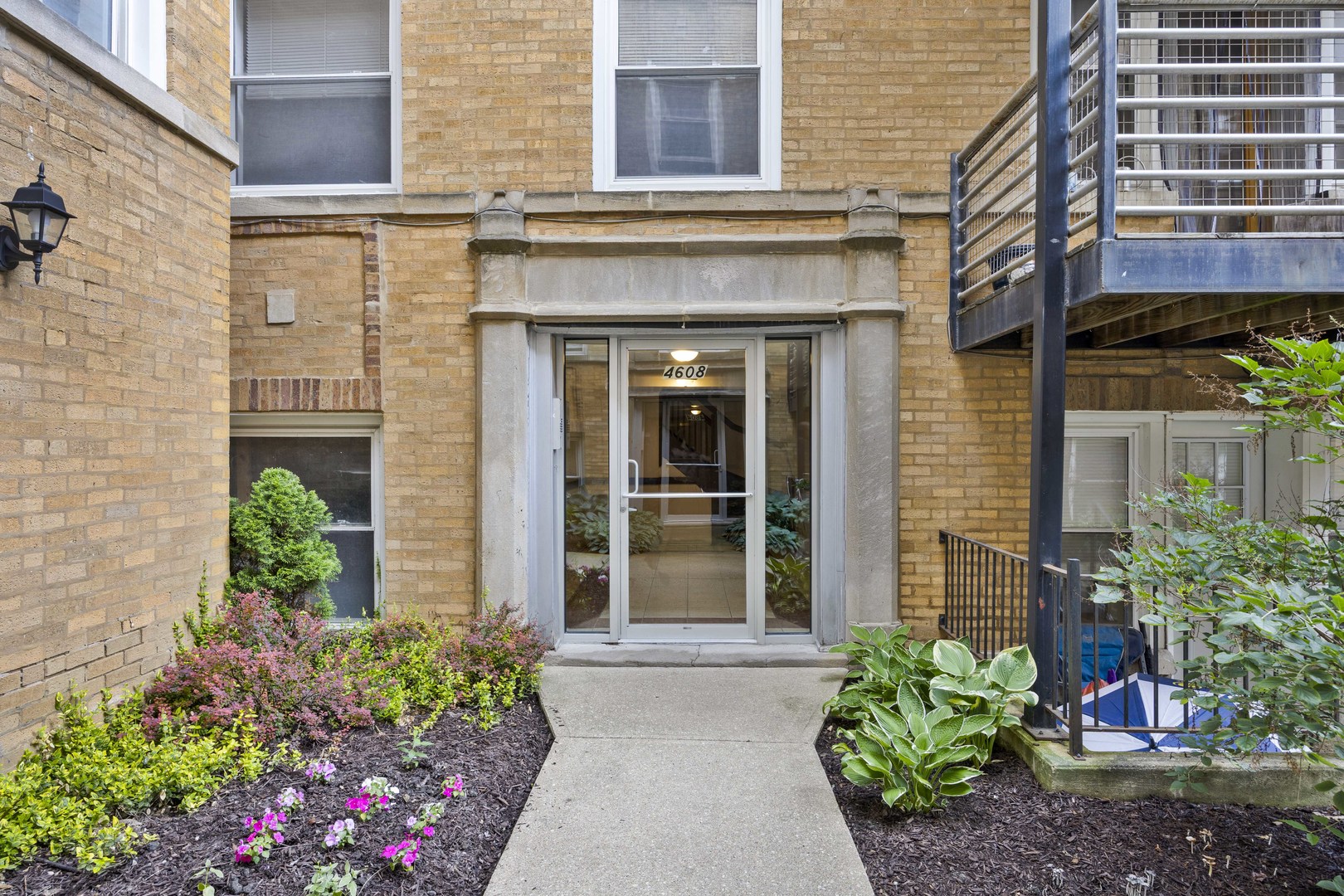 4608 N Monticello Avenue Unit: 1W