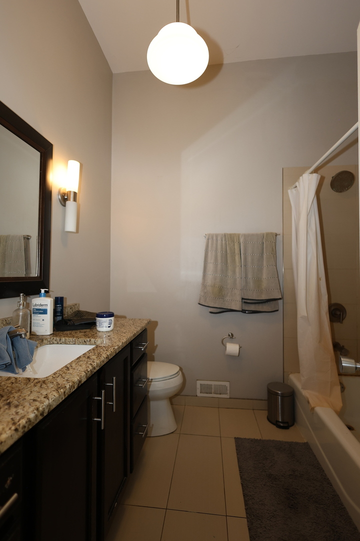 1026 W Roscoe Street Unit: 1