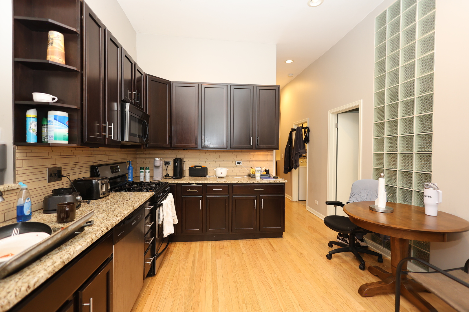 1026 W Roscoe Street Unit: 1