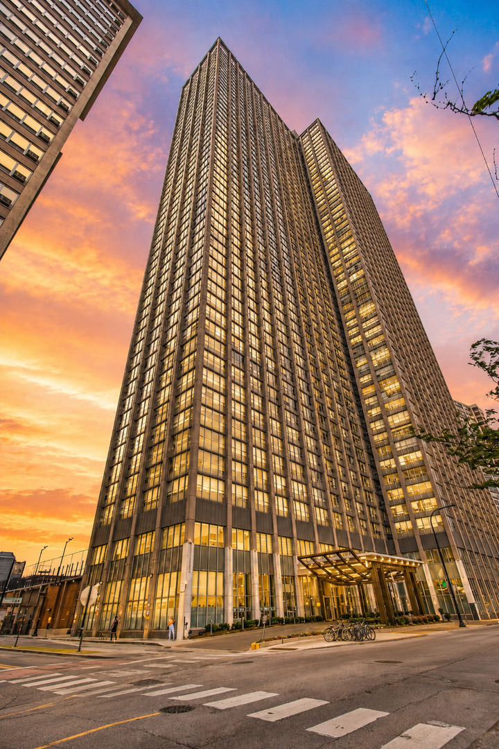 655 W IRVING PARK Road Unit: 2716