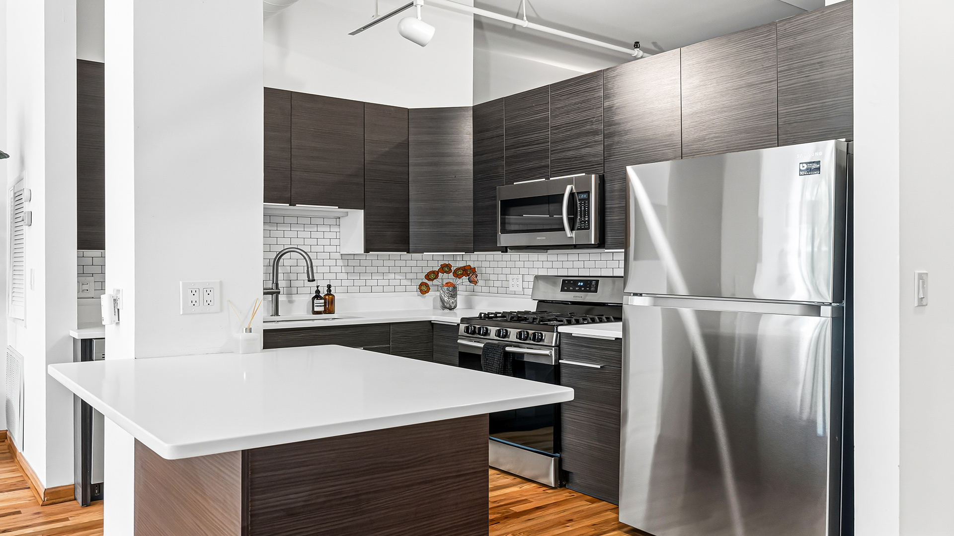 809 N Racine Avenue Unit: 204