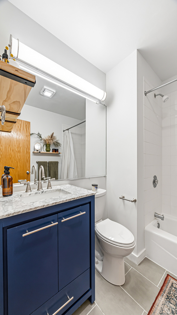 809 N Racine Avenue Unit: 204