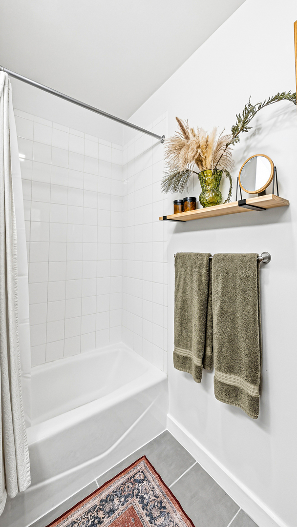 809 N Racine Avenue Unit: 204