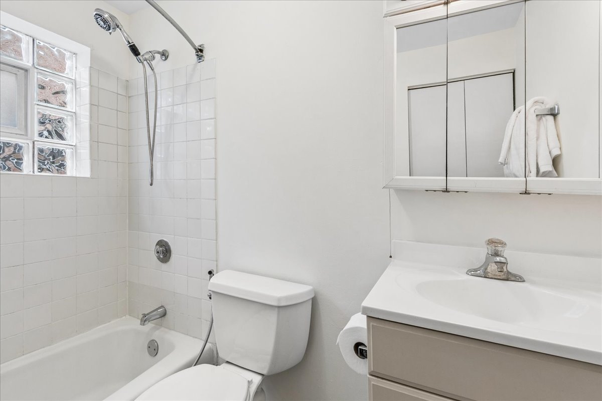 6118 N Hermitage Avenue Unit: A