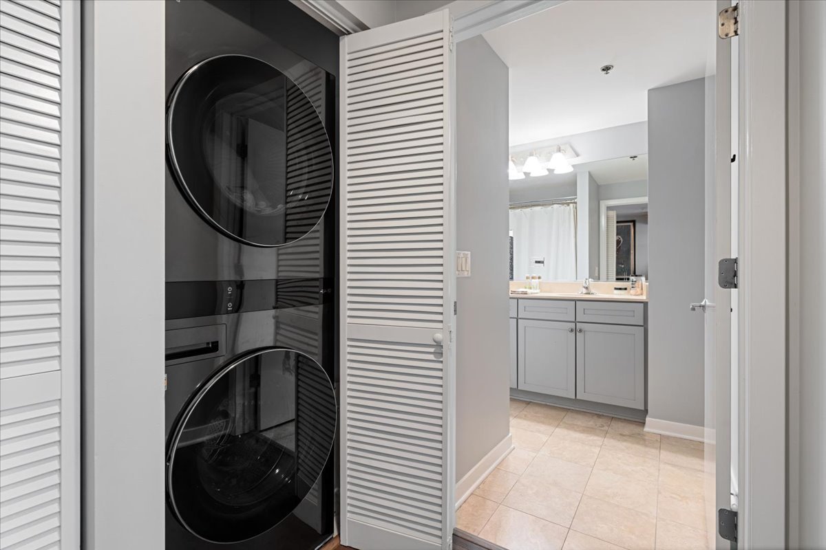 909 W WASHINGTON Boulevard Unit: 606