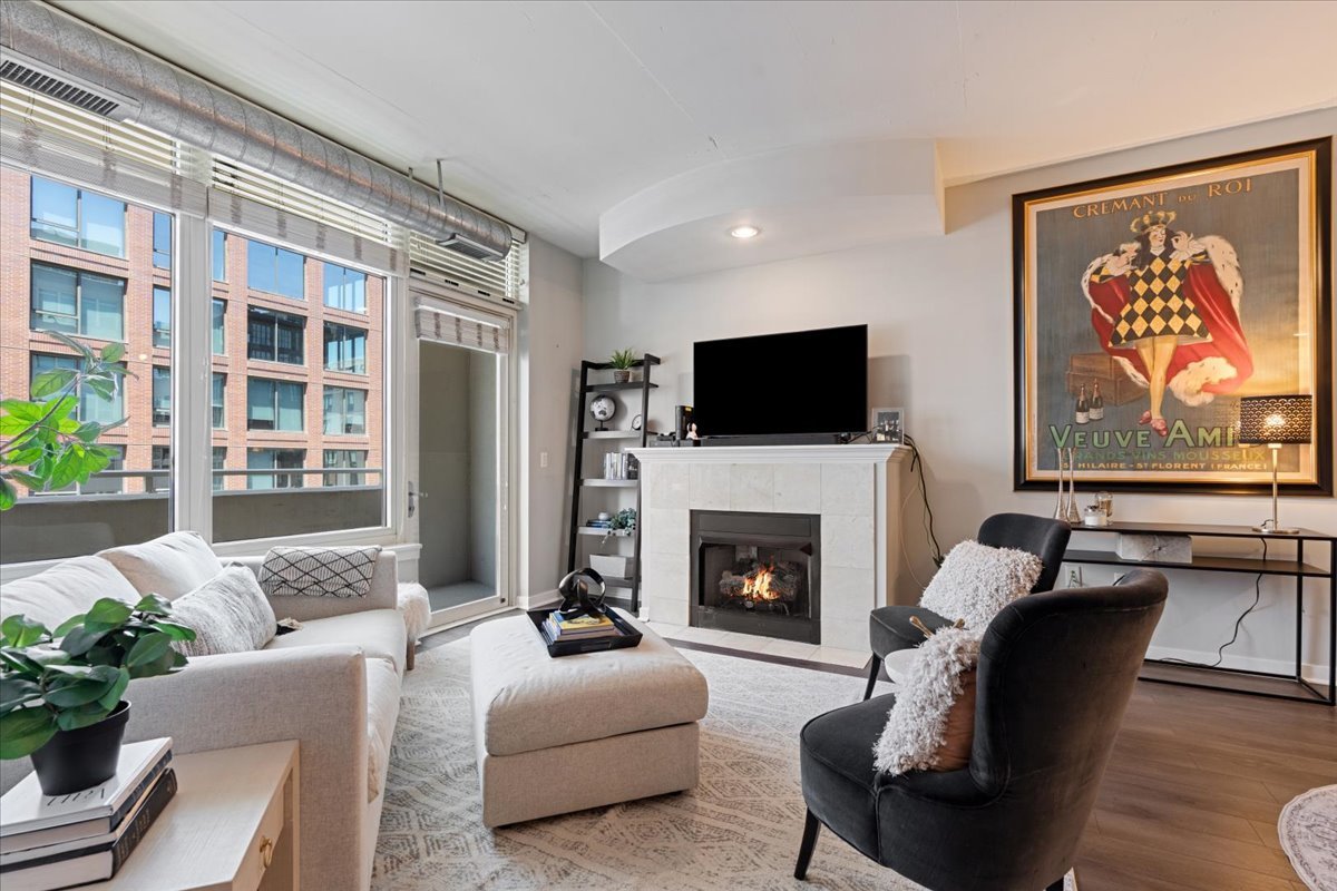 909 W WASHINGTON Boulevard Unit: 606