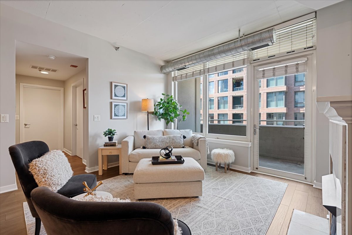 909 W WASHINGTON Boulevard Unit: 606