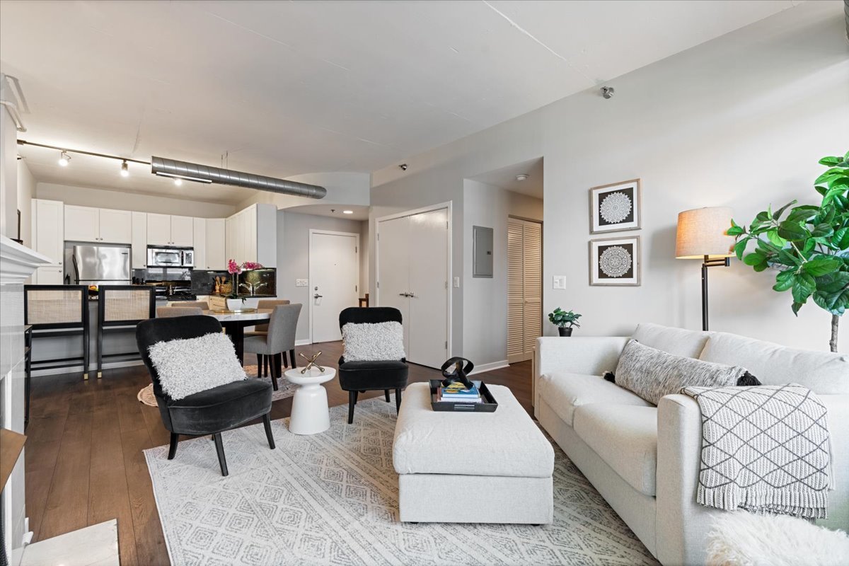 909 W WASHINGTON Boulevard Unit: 606