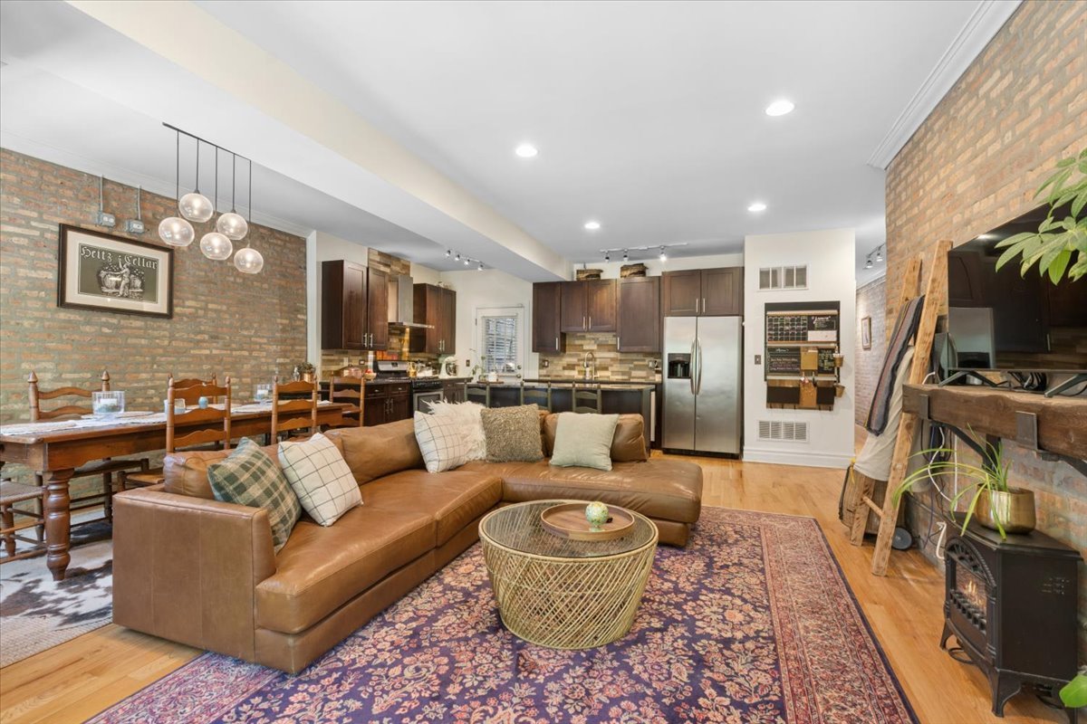 746 W Cornelia Avenue Unit: 1W