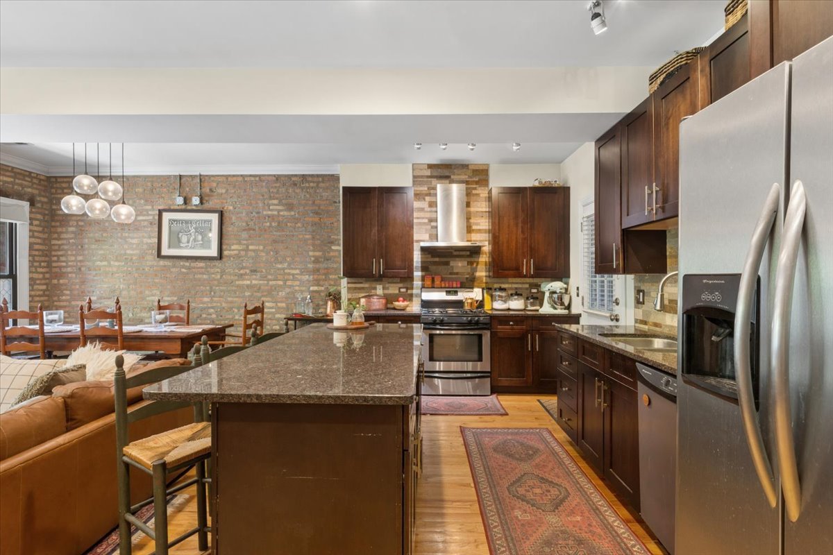 746 W Cornelia Avenue Unit: 1W
