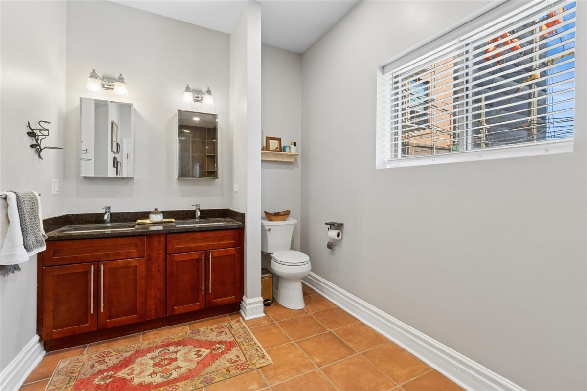 746 W Cornelia Avenue Unit: 1W