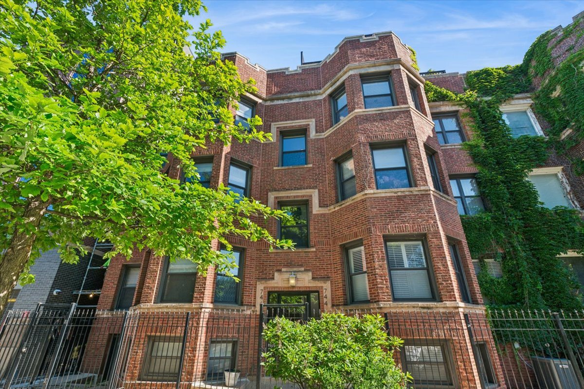 746 W Cornelia Avenue Unit: 1W
