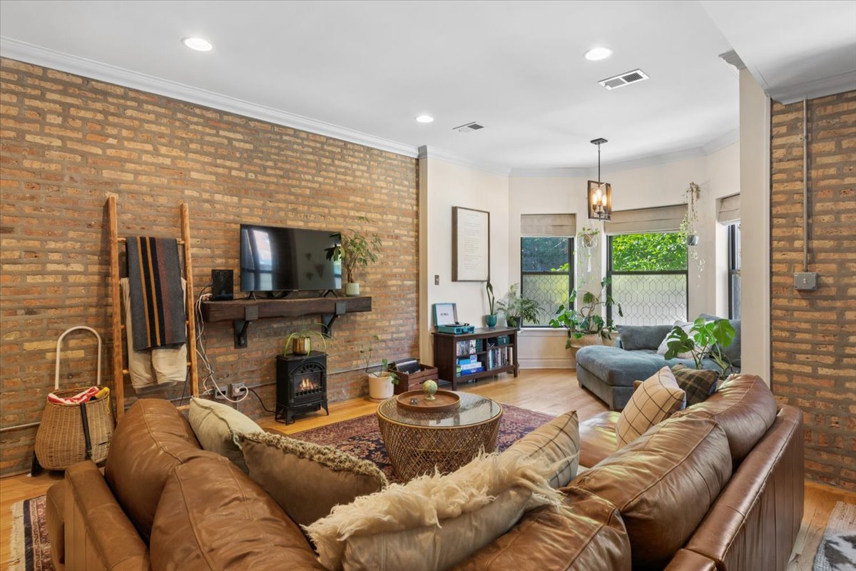 746 W Cornelia Avenue Unit: 1W