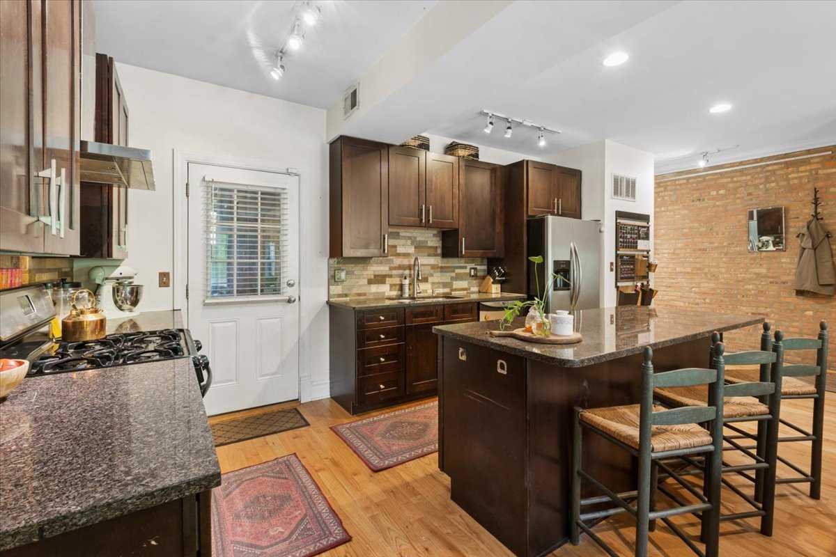 746 W Cornelia Avenue Unit: 1W
