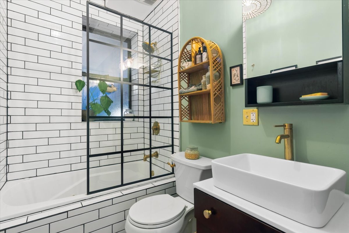 746 W Cornelia Avenue Unit: 1W