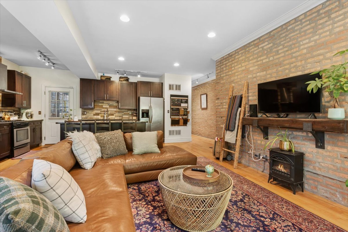 746 W Cornelia Avenue Unit: 1W