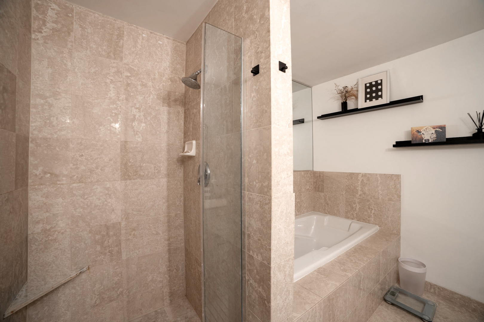 21 W CHESTNUT Street Unit: 1306