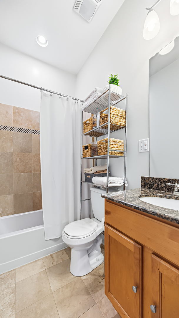 1637 W Granville Avenue Unit: 3