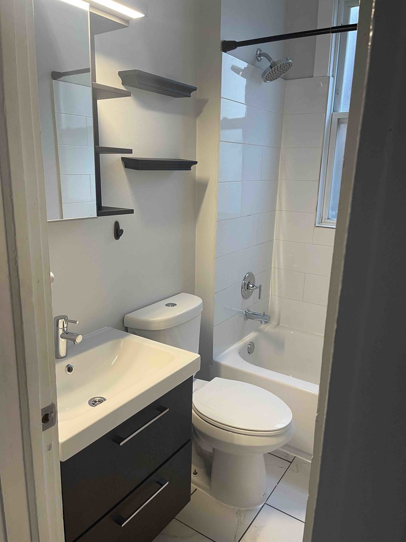1655 W Irving Park Road Unit: 1R