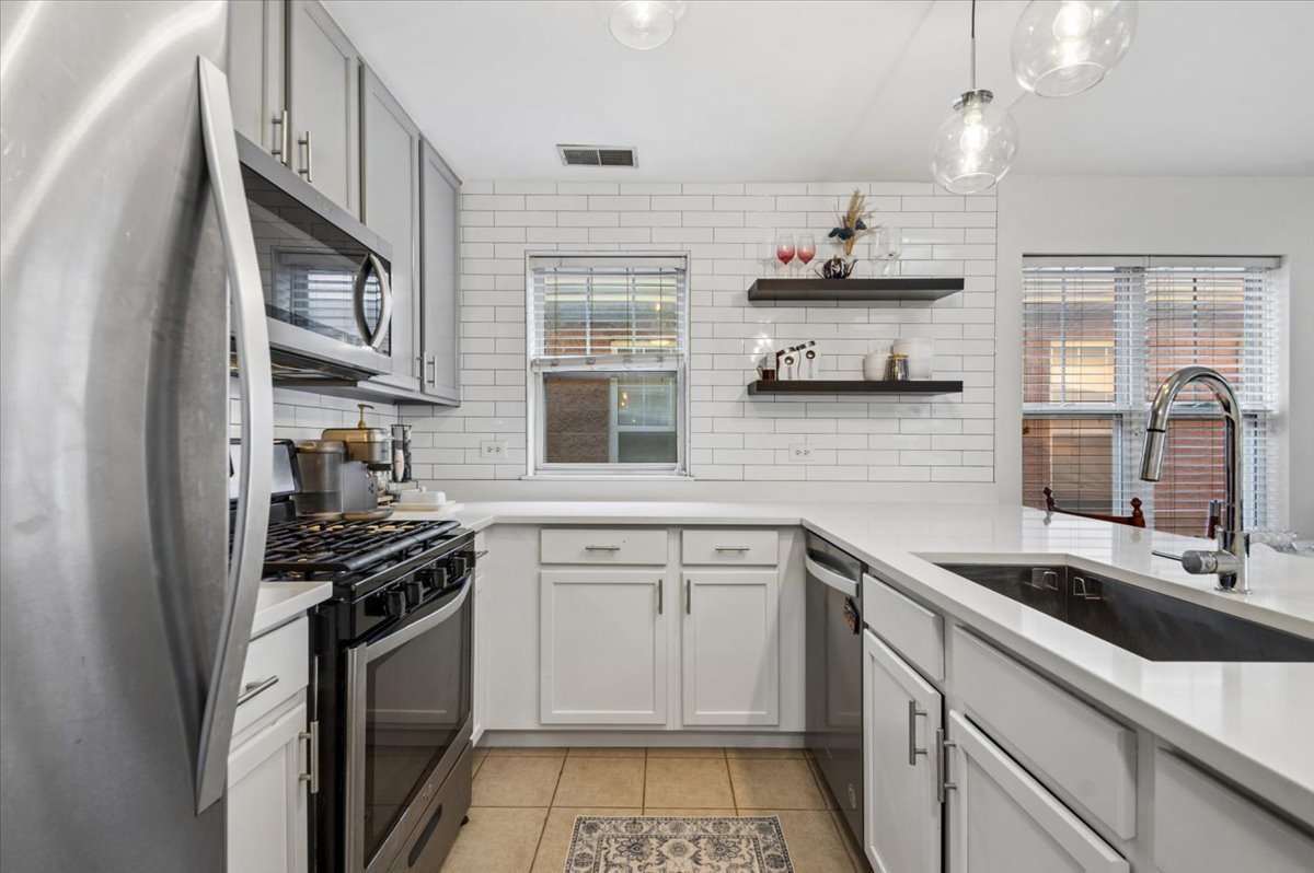 667 W DIVISION Street Unit: 3C