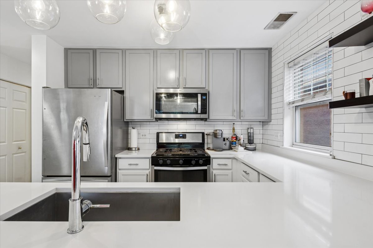 667 W DIVISION Street Unit: 3C