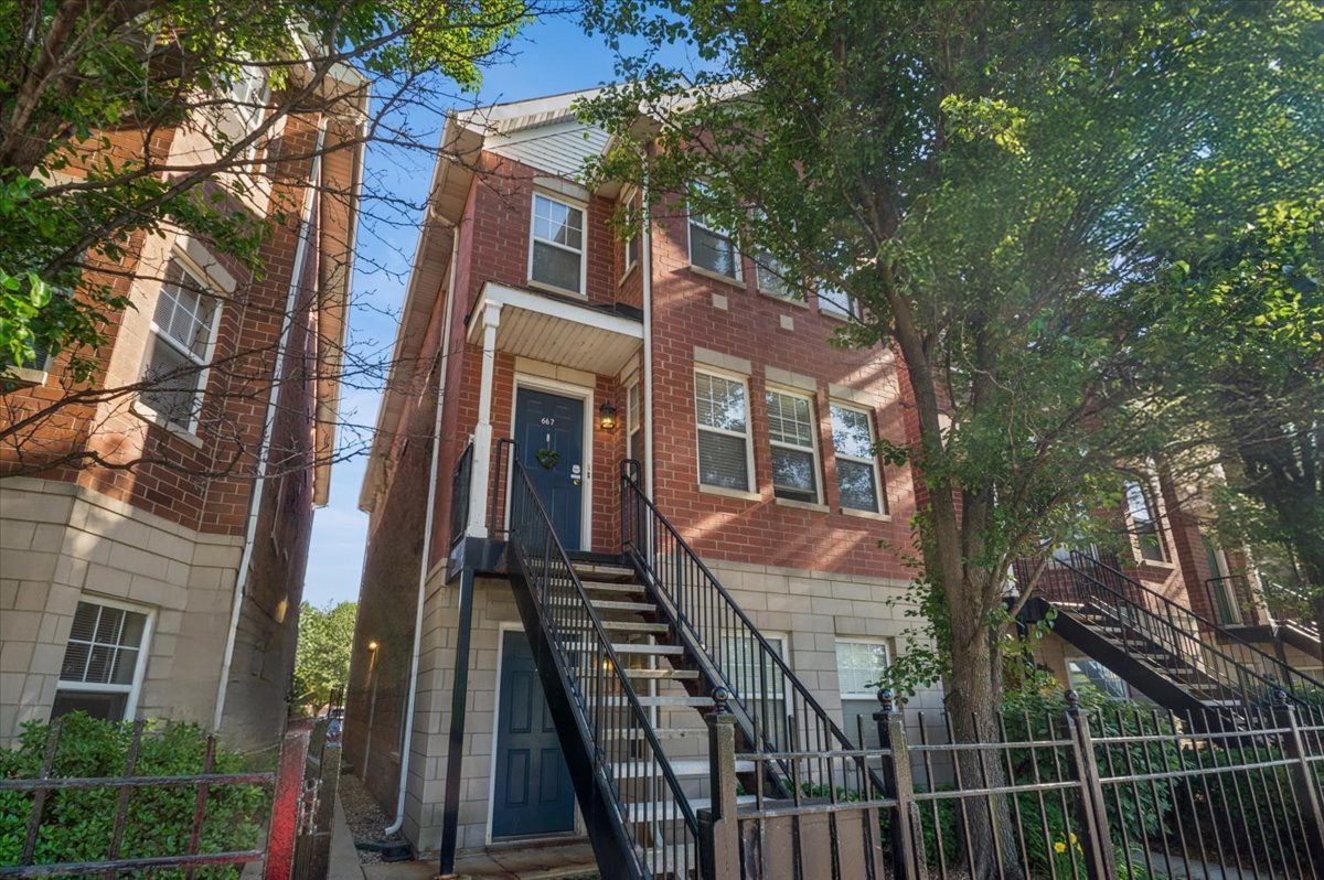 667 W DIVISION Street Unit: 3C