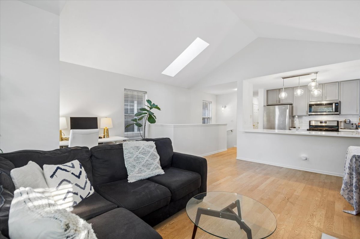 667 W DIVISION Street Unit: 3C