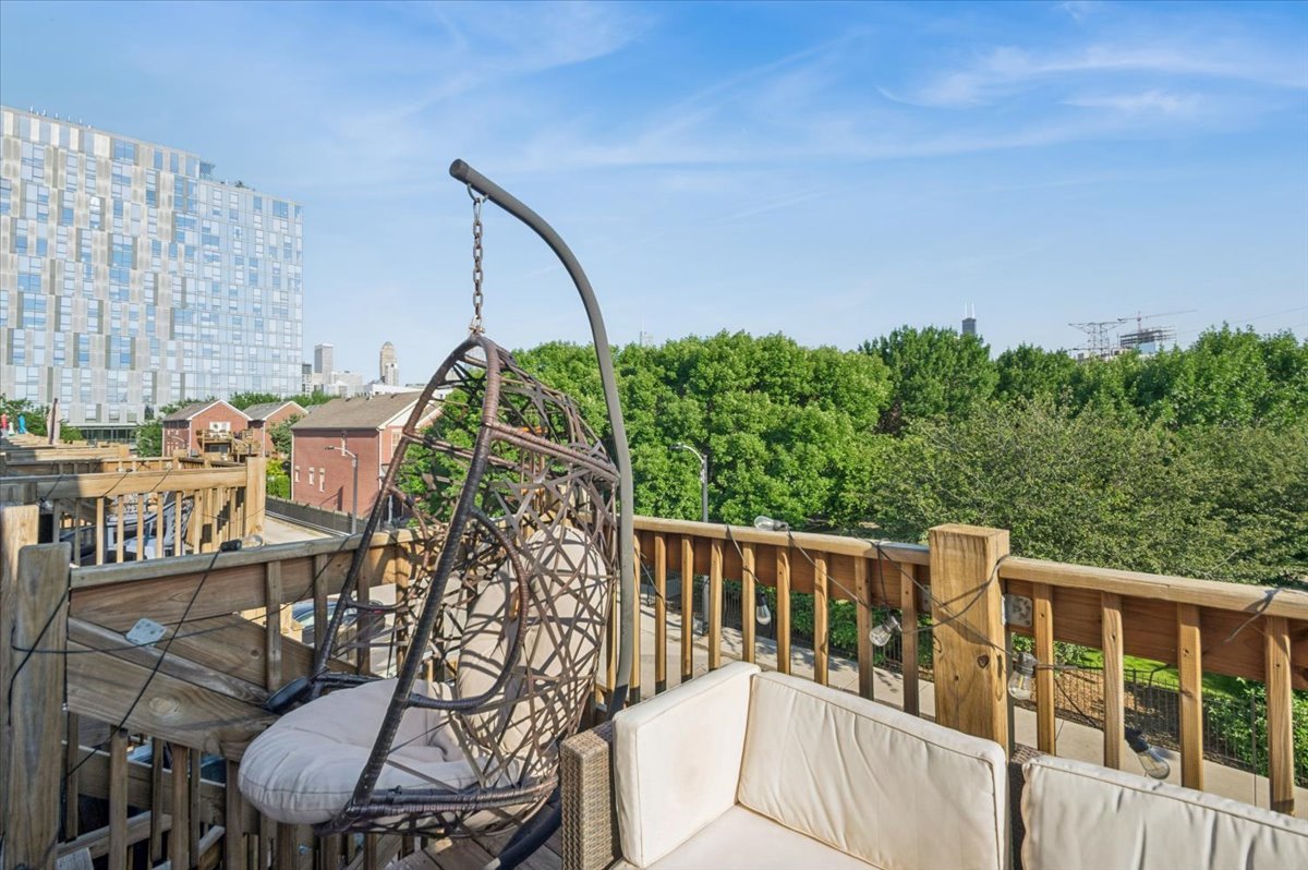 667 W DIVISION Street Unit: 3C