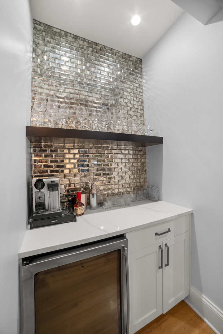2254 W Roscoe Street Unit: 1