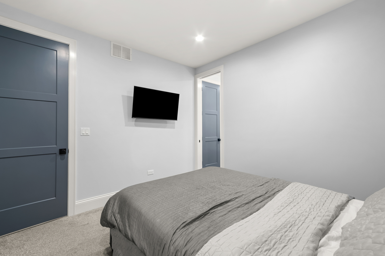 2254 W Roscoe Street Unit: 1