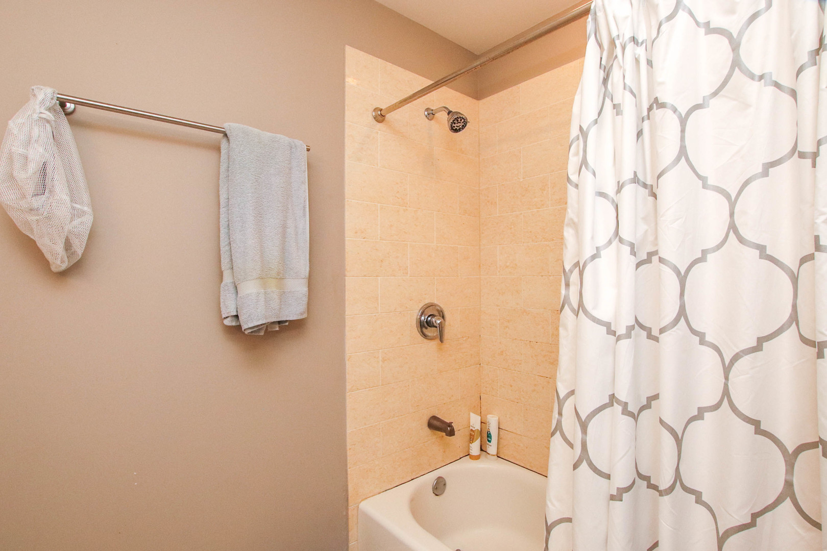 653 N Kingsbury Street Unit: 806