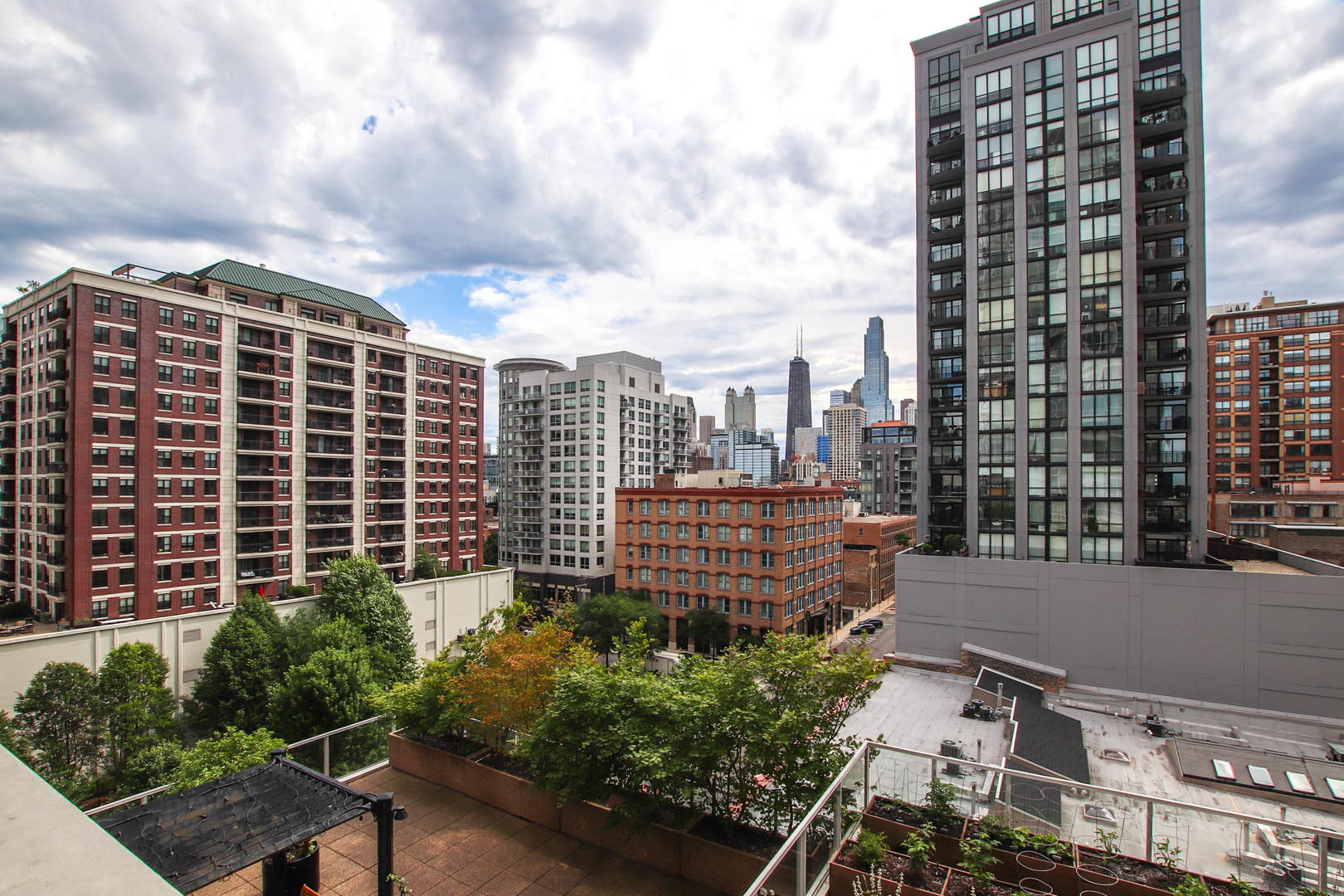 653 N Kingsbury Street Unit: 806
