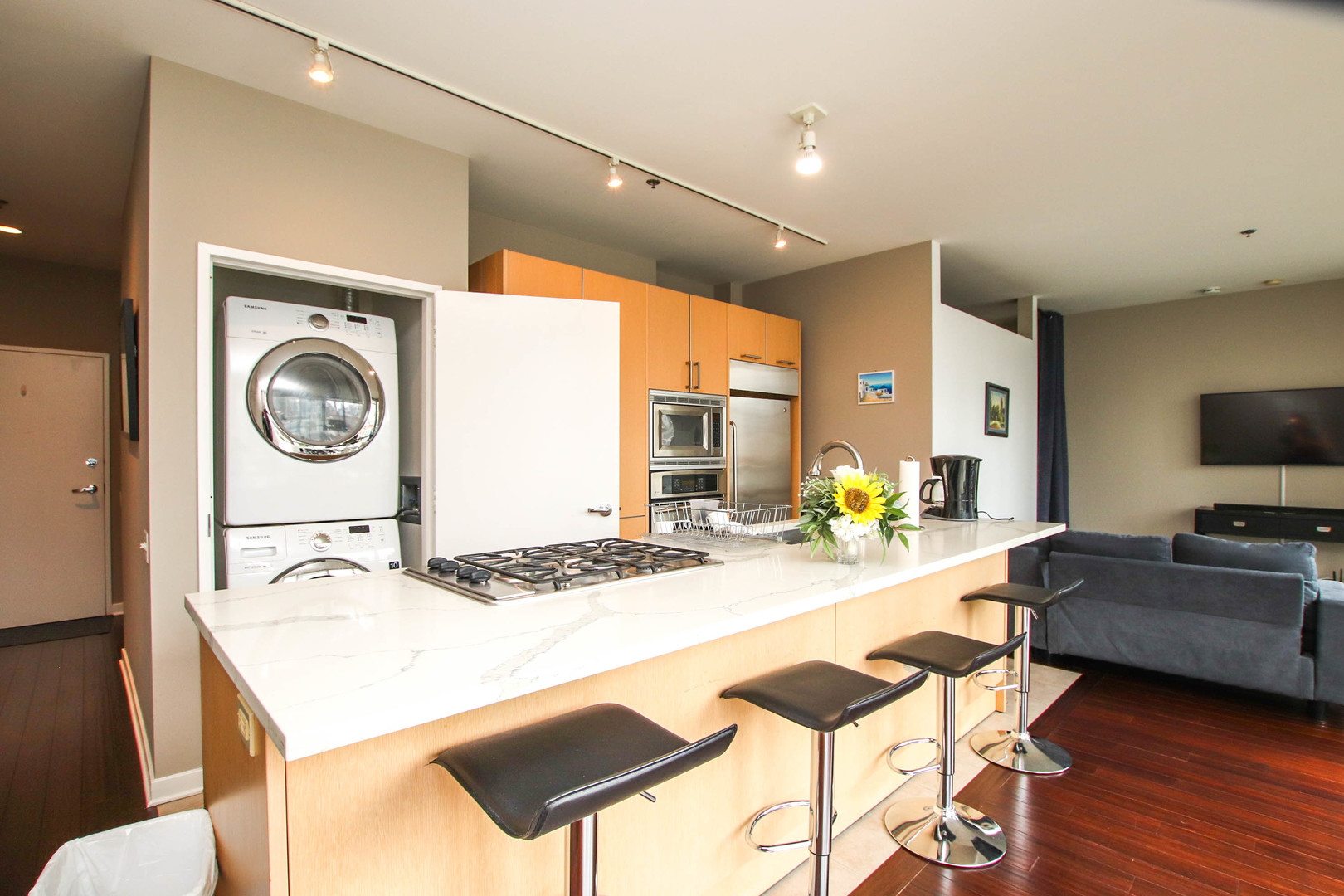 653 N Kingsbury Street Unit: 806